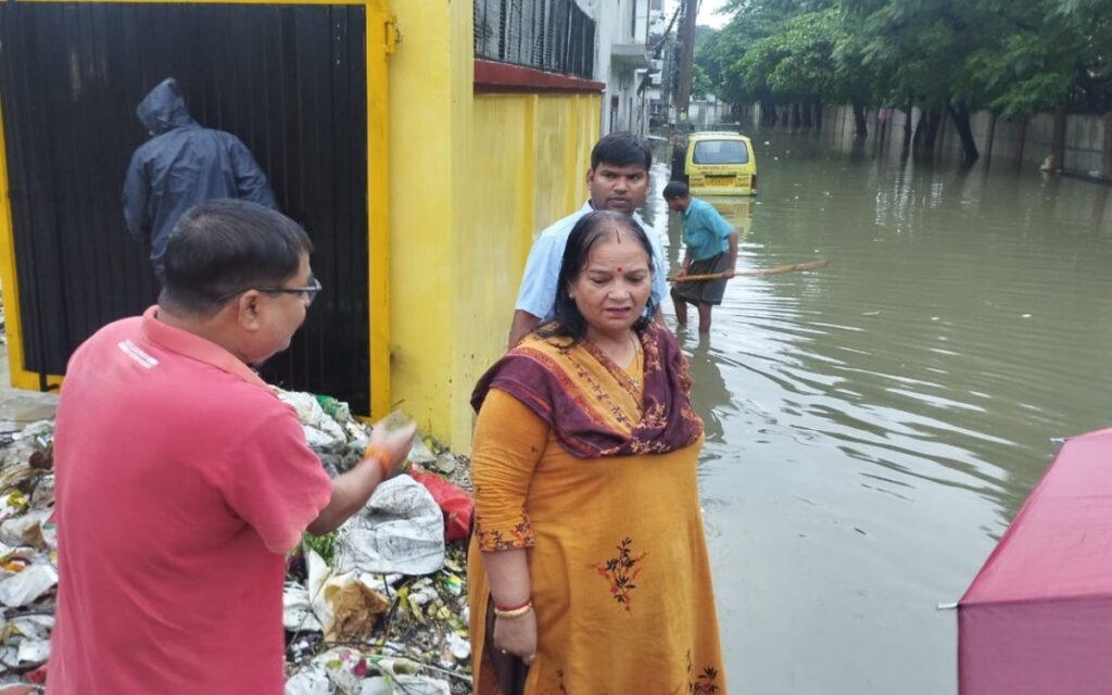 महापौर लखनऊ का जलभराव निरीक्षण