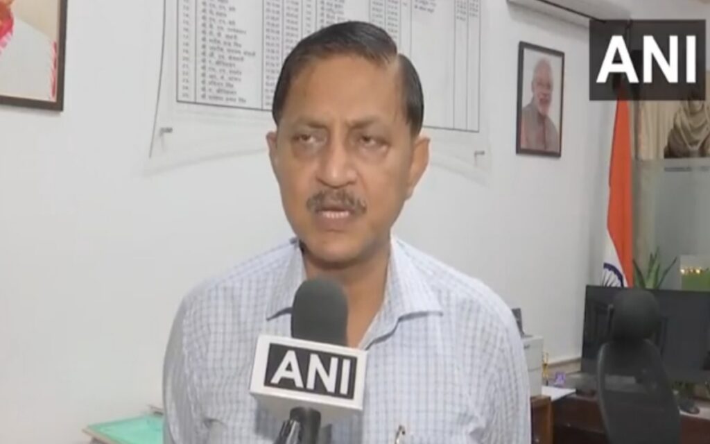 महाप्रबंधक रेलवे किसान आंदोलन के बारे में बोलते हुए