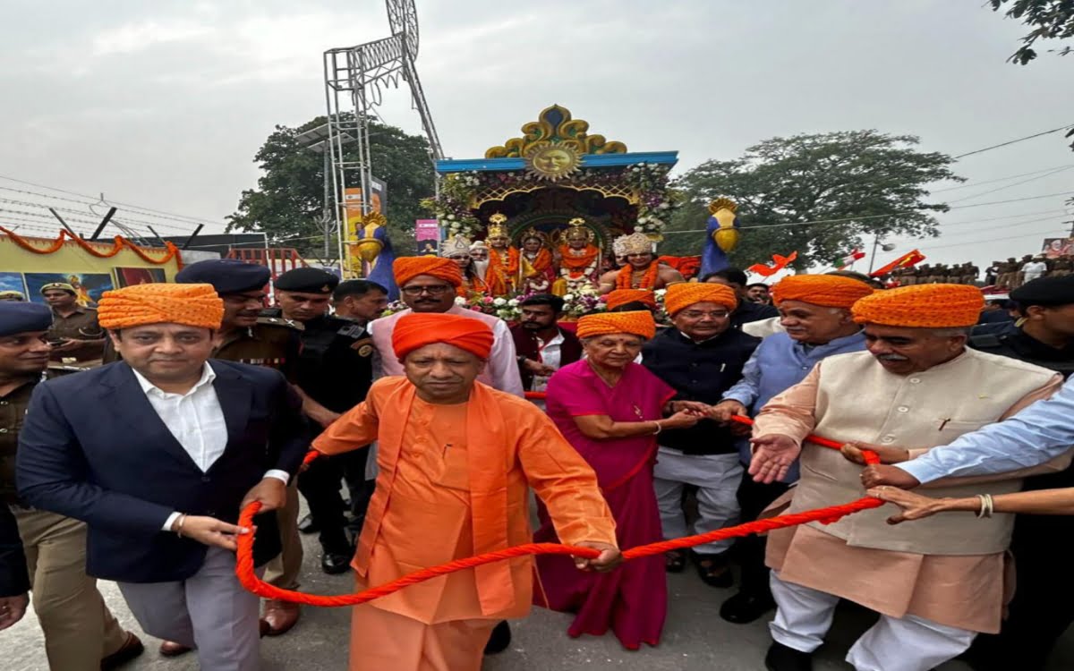 अयोध्या में योगी ने खींचा श्री राम का रथ 