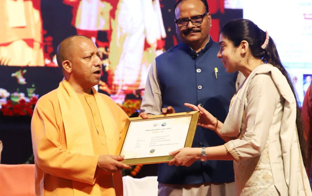 योगी आदित्यनाथ युवाओं को नियुक्ति पत्र देते हुए