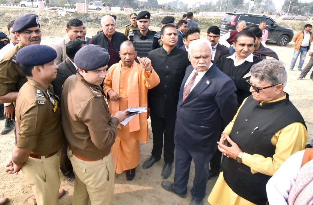 ....मुख्यमंत्री अयोध्या में दिशा निर्देश देते हुए