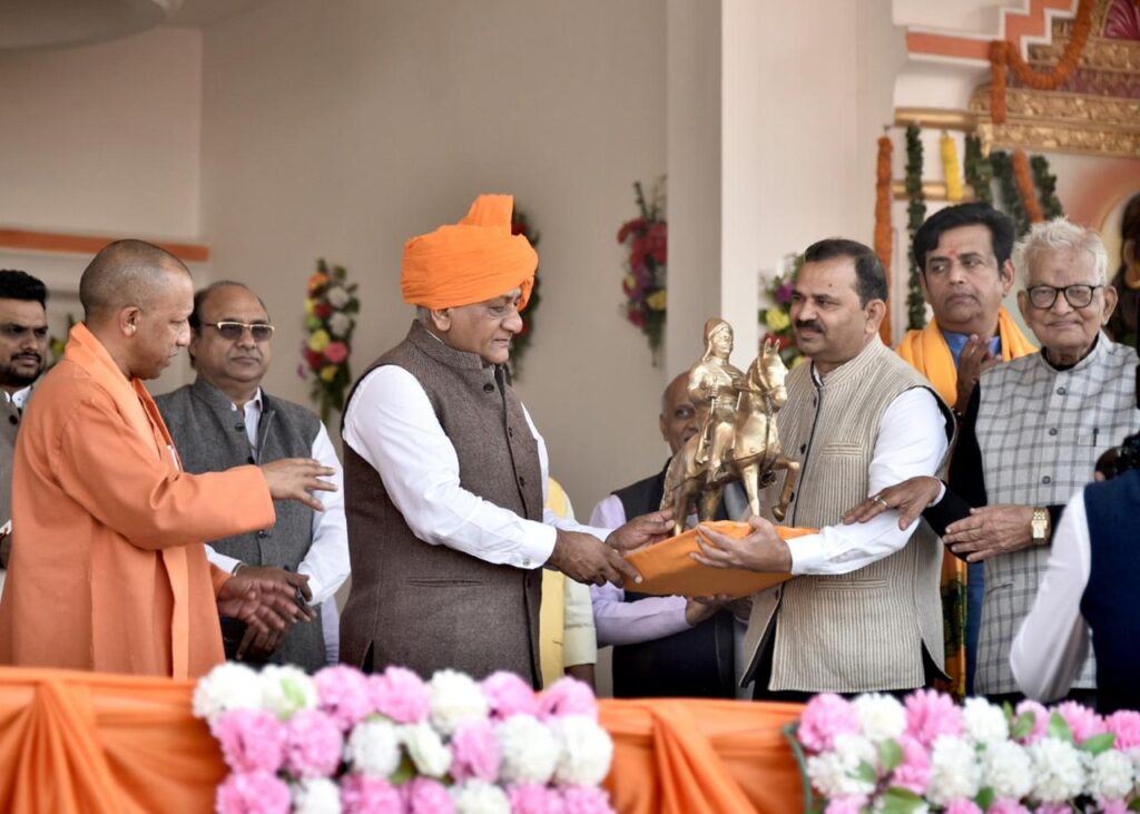 योगी आदित्यनाथ और केंद्रीय मंत्री बी के सिंह 