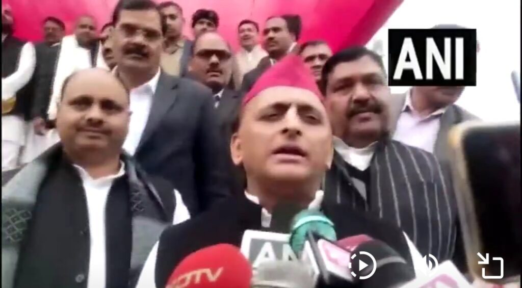 मायावती के बारे में बयान देते अखिलेश यादव