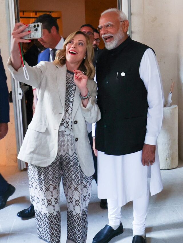 कौन है मोदी जी के साथ खड़ी यह महिला ?