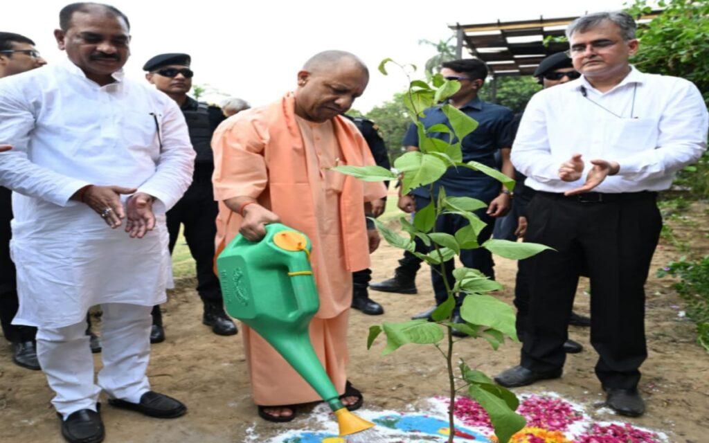 योगी आदित्यनाथ :पेड़ लगाओ, पेड़ बचाओ जनअभियान-2024