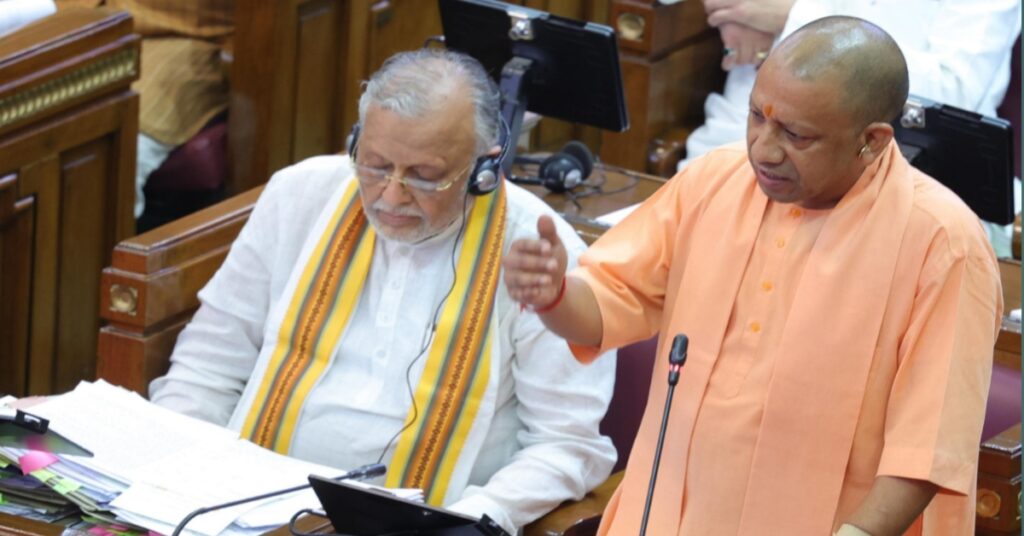 मुख्यमंत्री विधानसभा में बोलते हुए