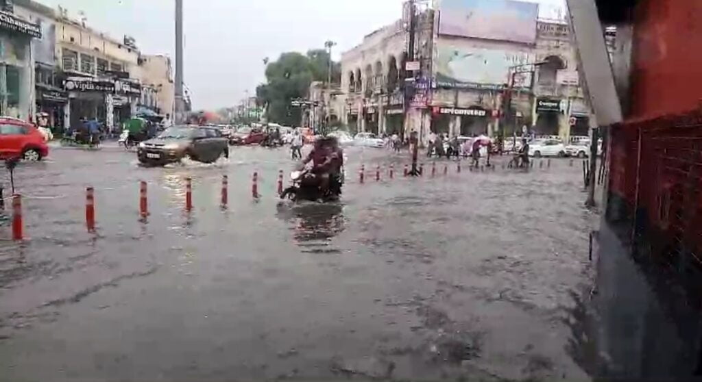 लखनऊ हजरतगंज चौराह पर जलभराव