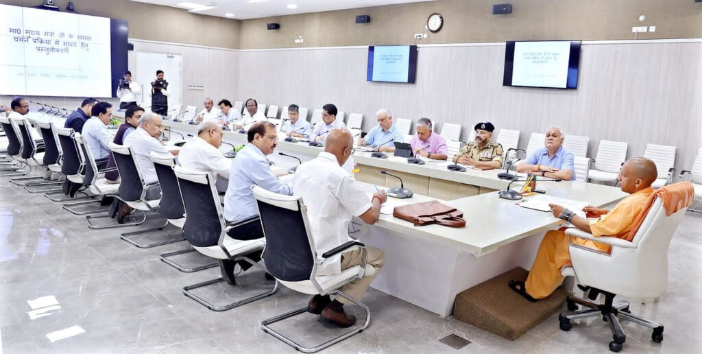 योगी आदित्यनाथ की उच्च अधिकारियों के साथ बैठक