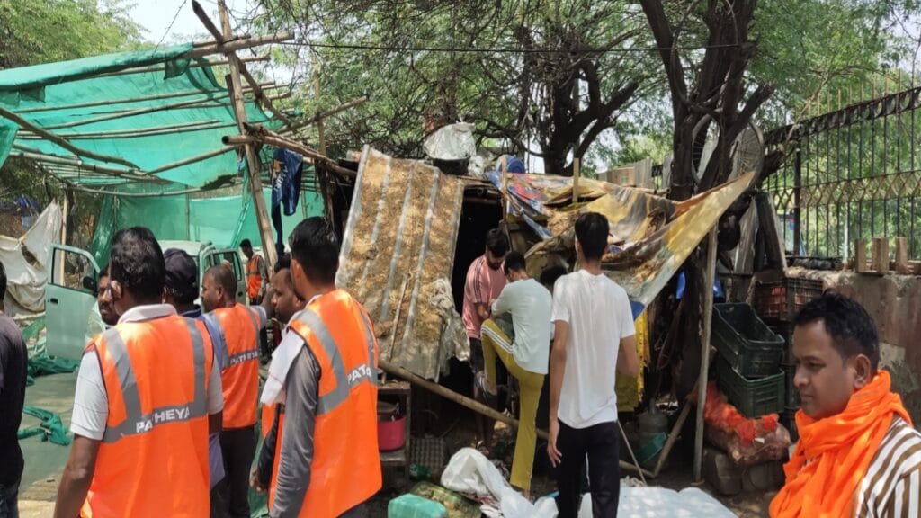 दिल्ली में आज कहाँ चला बुलडोजर