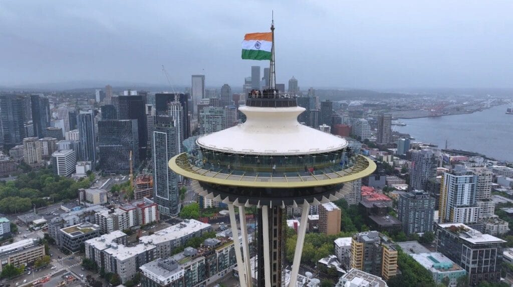 स्पेस नीडल पर तिरंगा